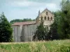 Abadia de Blasimon - Antiga Abadia Beneditina Saint-Nicolas: Igreja de São Nicolau em um cenário verde