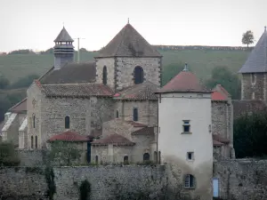 Abadía de Chantelle - Abadía Benedictina de San Vicente: San Vicente Romano iglesia, torre y murallas Colombier