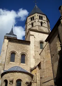 Abadia de Cluny - Abadia beneditina: braço sul do grande transepto com a torre sineira octogonal da Água dos Bénitos e a torre do relógio (restos da igreja da abadia de Saint-Pierre-et-Saint-Paul)