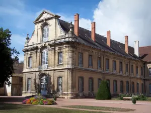 Abadia de Cluny - Abadia Beneditina: edifícios conventuais e jardim