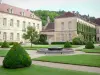 Abadia de Fontenay - Fonte no jardim francês e edifícios da abadia