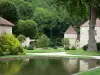 Abadia de Fontenay - Lagoa do jardim com vista para o pombal