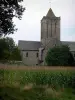 Abadia de Lucerna - Igreja da Abadia e sua torre sineira, milharal e árvores