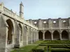 Abadia de Royaumont - Claustro gótico e seu jardim francês