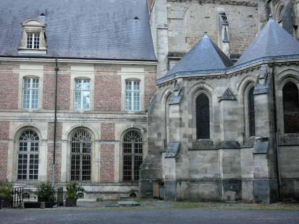 Abadía de Saint-Michel - Abadía benedictina de Saint-Michel en Thiérache: iglesia abacial y el edificio monástico