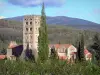 Abadia de Saint-Michel de Cuxa - Vista da abadia e sua torre sineira românica dos pomares circundantes