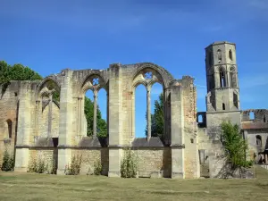 Abadia de La Sauve-Majeure - Baías góticas do refeitório e torre sineira da igreja da abadia em segundo plano