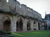 Abadía de Vaux-de-Cernay - Ruinas (vestigios) de la iglesia abacial y césped, en el Parque Natural Regional del Alto Valle de Chevreuse