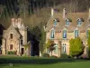 Abadía de Vaux-de-Cernay - Edificios que albergan un hotel, césped y árboles, en el Parque Natural Regional Haute Vallée de Chevreuse