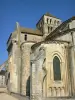 Abbatiale de Saint-Jouin-de-Marnes - Église de style roman poitevin : absidiole, transept et clocher carré