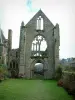 Abbaye de Beauport - Abbaye de style gothique agrémentée d'une pelouse et de buissons