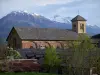 Abbaye de Boscodon - Abbaye Notre-Dame de Boscodon : église abbatiale romane avec vue sur les montagnes aux cimes enneigées ; sur la commune de Crots, dans le Parc National des Écrins