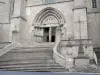 Abbaye de La Chaise-Dieu - Escalier et portail ouest de l'église abbatiale Saint-Robert