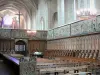 Abbaye de La Chaise-Dieu - Intérieur de l'église abbatiale Saint-Robert : stalles et tapisseries du chœur