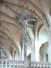 Abbaye de La Chaise-Dieu - Intérieur de l'église abbatiale Saint-Robert : crucifix et statues de la Vierge et de l'apôtre saint Jean surplombant le jubé