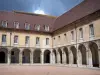 Abbaye de Cluny - Abbaye bénédictine : arcades du grand cloître, bâtiments conventuels