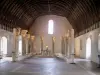 Abbaye de Cluny - Abbaye bénédictine : intérieur du Farinier (bâtiment gothique) : salle surmontée d'une charpente de bois et abritant des chapiteaux de l'église abbatiale