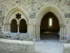 Abbaye de l'Épau - Ancienne abbaye cistercienne de la Piété-Dieu, à Yvré-l'Évêque : entrée de la salle capitulaire