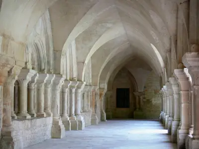 File:Abbaye de Fontenay axe du marteau pilon dans la forge.png