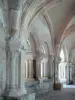 Abbaye de Fontenay - Galerie du cloître avec entrée de la salle capitulaire