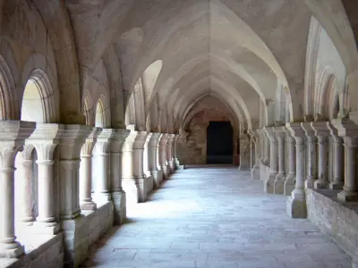 File:Abbaye de Fontenay axe du marteau pilon dans la forge.png