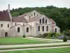 Abbaye de Fontenay - Vue sur le chevet de l'église abbatiale et le bâtiment des moines depuis le jardin de l'abbaye