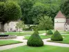 Abbaye de Fontenay - Pigeonnier et jardin à la française dans un cadre verdoyant