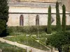 L'abbaye de Fontfroide - Abbaye de Fontfroide: Jardins de l'abbaye Sainte-Marie de Fontfroide : roseraie et église abbatiale