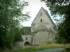 Abbaye de Lieu-Restauré - Route, arbres et abbaye royale Notre-Dame de Lieu-Restauré