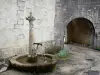 Abbaye de Montbenoît - Fontaine et passage voûté