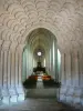 Abbaye royale de Celles-sur-Belle - Intérieur de l'église abbatiale Notre-Dame : portail roman aux voussures polylobées et nef