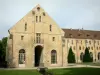 Abbaye de Royaumont - Bâtiment des moines (bâtiment des pères) se reflétant dans les eaux du canal, et arbres ; sur la commune d'Asnières-sur-Oise, dans le Parc Naturel Régional Oise-Pays de France