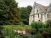 Abbaye de Royaumont - Jardin à la française du cloître avec son bassin et ses bancs