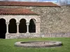 Abbaye Saint-Michel de Cuxa - Bassin et arcades du cloître roman