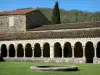 Abbaye Saint-Michel de Cuxa - Bassin et arcades du cloître roman