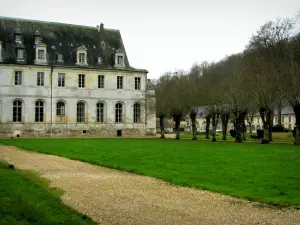 Abbaye de Saint-Wandrille - Klösterliches Gebäude, Allee mit Rasen und Bäumen, im Regionalen Naturpark der Schleifen der normannischen Seine