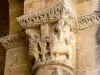 Abbaye de La Sauve-Majeure - Chapiteau sculpté de l'église abbatiale : le dénonciateur de Daniel dans la fosse aux lions