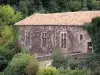 Abbaye de Sylvanès - Ancienne abbaye cistercienne - Centre culturel : bâtiment conventuel entouré de verdure