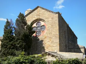 Abbazia di Fontfroide - Abbazia cistercense di S. Maria di Fontfroide: chiesa abbaziale e cipressi