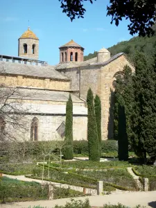Abbazia di Fontfroide - Abbazia cistercense di S. Maria di Fontfroide: chiesa abbaziale e il giardino di rose