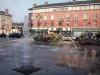 Abbeville - Posizionare una fontana con getti d'acqua e le rose (le rose), negozi ed edifici della città