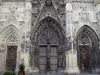 Abbeville - Gevel van de kerk van Saint-Vulfran laat-gotische portalen