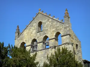 Abdij van Blasimon - Voormalige Benedictijner abdij Saint- Nicolas : klokkentoren van de kerk van Saint- Nicolas doorboord met vijf traveeën