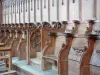 Abdij La Chaise-Dieu - Binnen in de abdijkerk Saint-Robert: eikenhouten koorstoelen