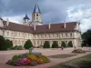Abdij van Cluny - Benedictijnenabdij: Holy Water klok en klokkentoren (overblijfselen van de abdijkerk van Saint-Pierre-et-Saint-Paul), klooster-, tuin met bloembedden en struiken geknipt; stormachtige hemel