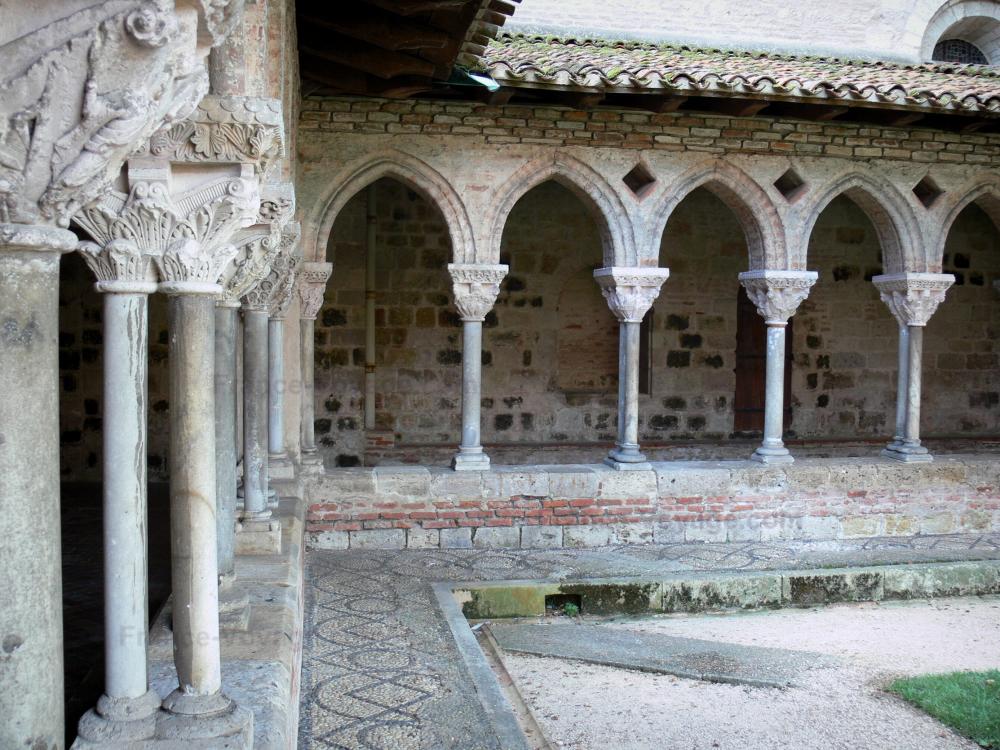 De abdij van Moissac - Abdij van Moissac: Abdij van Saint-Pierre de Moissac klooster en romaanse zuilen met gebeeldhouwde kapitelen