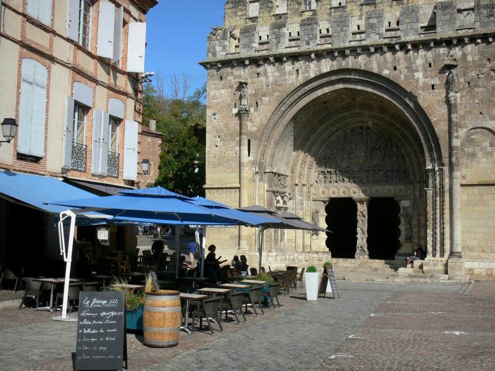 De abdij van Moissac - Abdij van Moissac: Abdij van Saint-Pierre de Moissac: Romaanse kerk van St. Peter, een cafe en een gevel