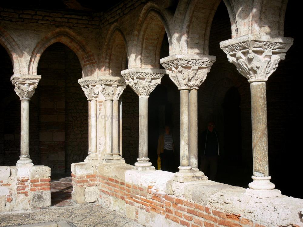 De abdij van Moissac - Abdij van Moissac: Abdij van Saint-Pierre de Moissac: zuilen met gebeeldhouwde kapitelen van de Romaanse kloostergang