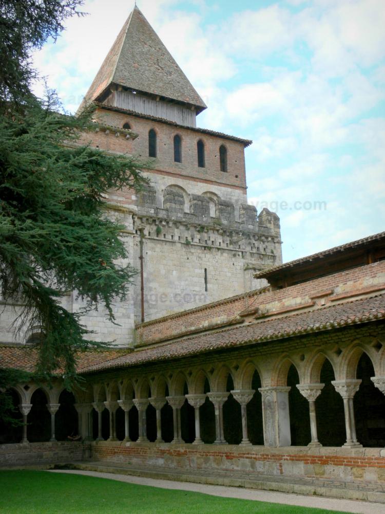 De abdij van Moissac - Abdij van Moissac: Abdij van Saint-Pierre de Moissac: Romaanse kloostergang gedomineerd door de toren van de kerk van St. Peter