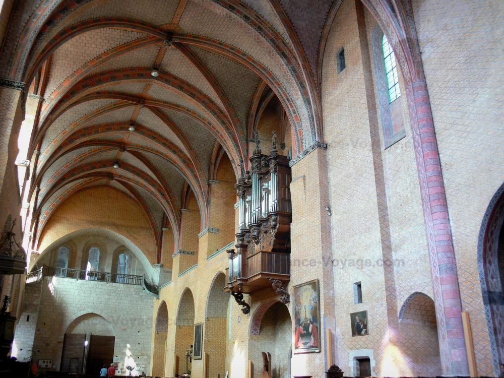 De abdij van Moissac - Abdij van Moissac: Abdij van Saint-Pierre de Moissac: Binnen in de kerk Saint-Pierre: schip en orgel